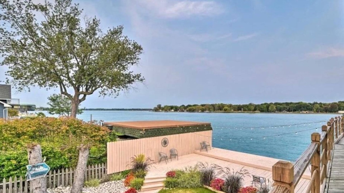 Algonac House | Saint Clair River front Retreat With 6 Beds - Enjoy Fishing-Kayak-Relax