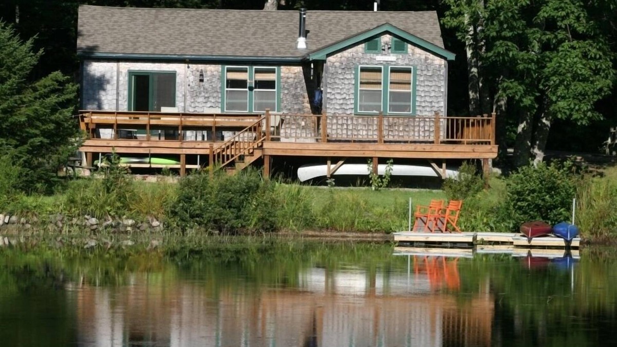 Liberty Cottage | Saint George Lake, Charming Waterfront Cottage