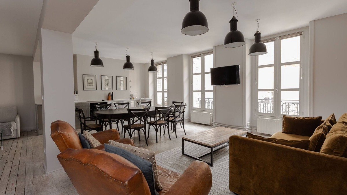 Quartier de la Place-Vendome Apartment | Saint-Honoré Luxurious 2 Bedroom/2 bath