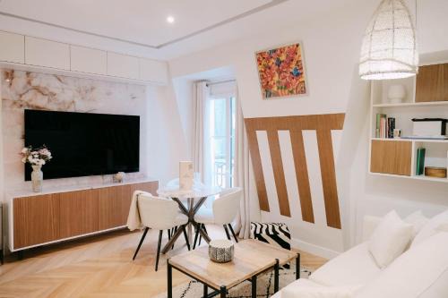 Saint-Germain-des-Pres Apartment | SaintGermainByCecile - Luxueux 2 pièces AC Bianca
