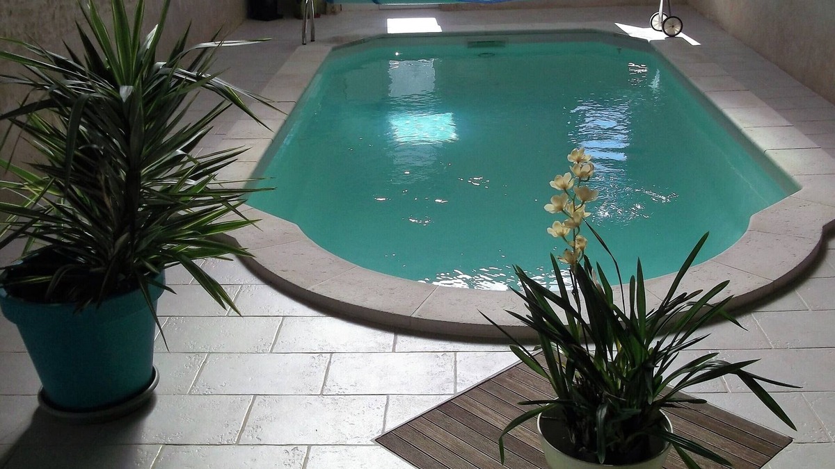 Montpellier de Medillan House | SAINTONGE ROMANE Indoor heated pool