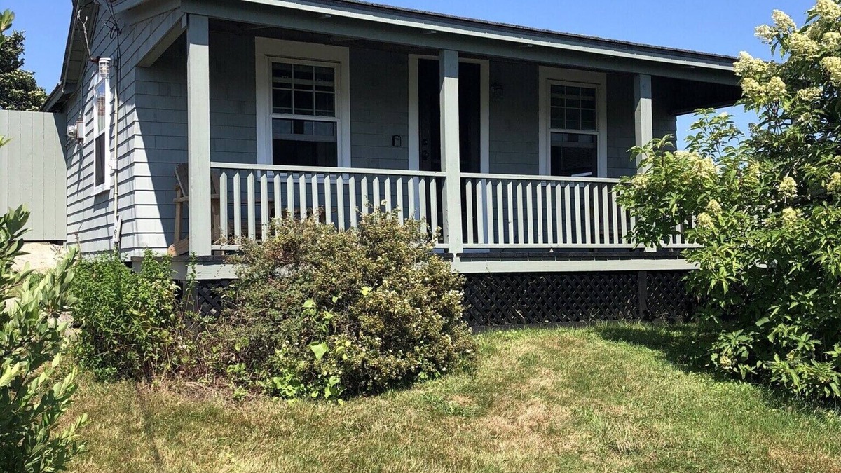 Little Compton House | Sakonnet Point water view cottage with 8 minute walk to idyllic private beach .