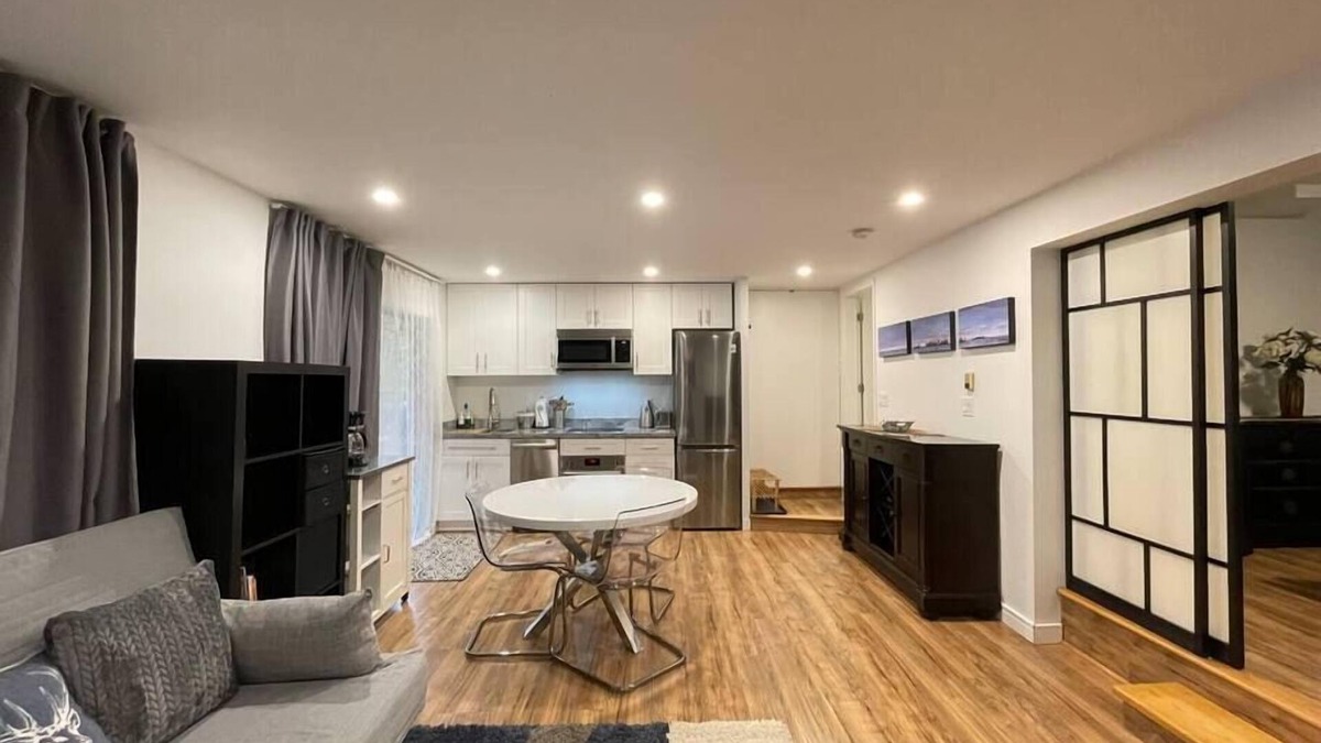 Burnaby House | Sakura Suite Near Skytrain, SFU