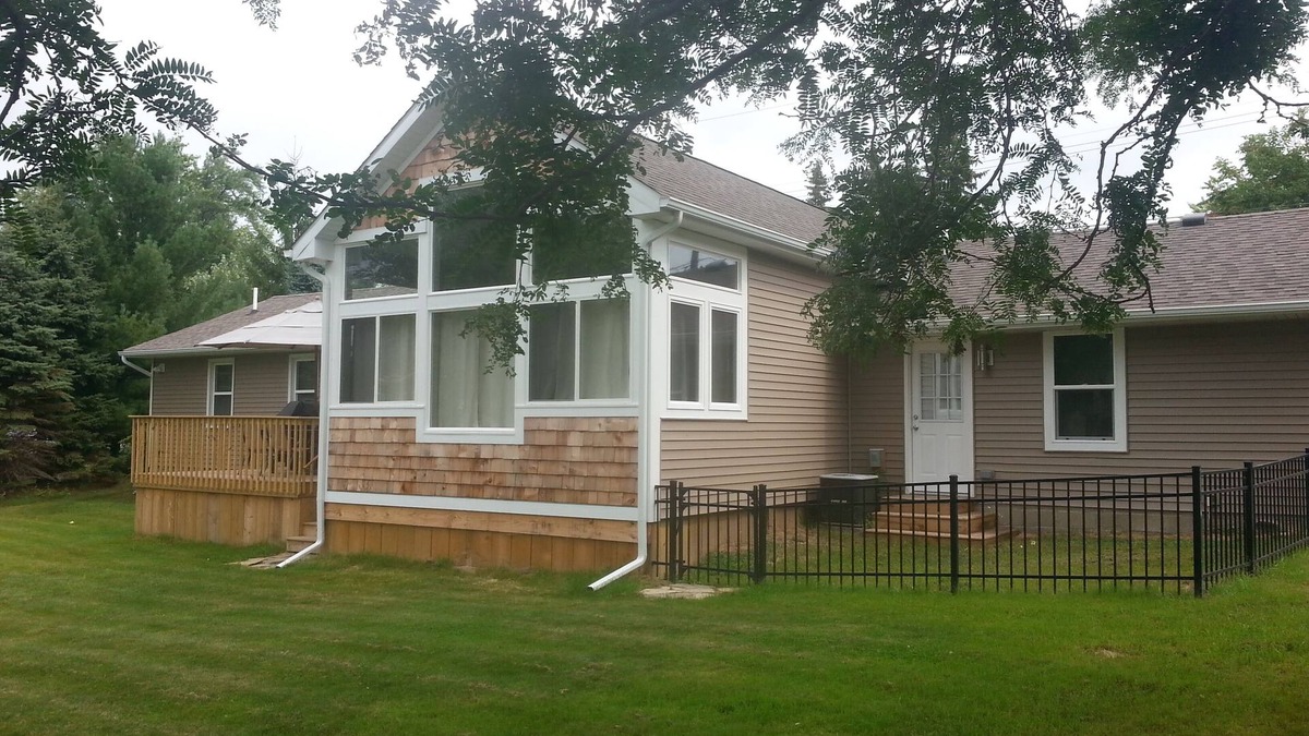 White Lake House | SALE from $400/nt! HUGE Lake & Yard! FREE Kayaks & Peddle Boats, Sandy Beach!