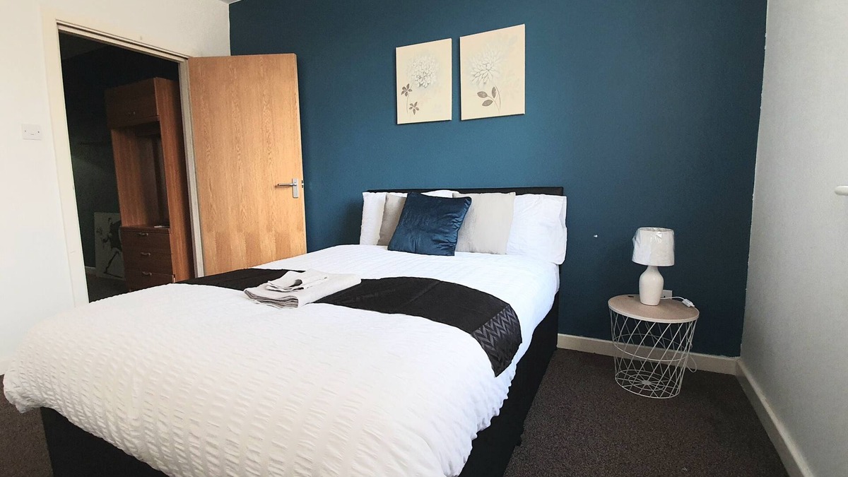 Eccles Apartment | Salford Ark Comfort Stays near Trafford shopping centre and Salford Royal