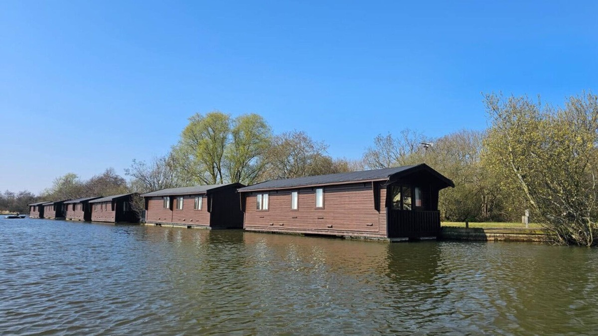 Smallburgh Boat Rental | Salhouse Broads Lodge Houseboat