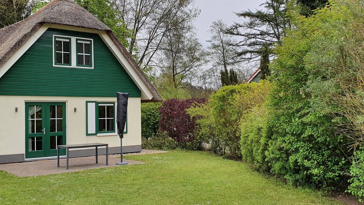 Heeten Villa | Salland Holidays. Luxury 4 person thatched cottage.