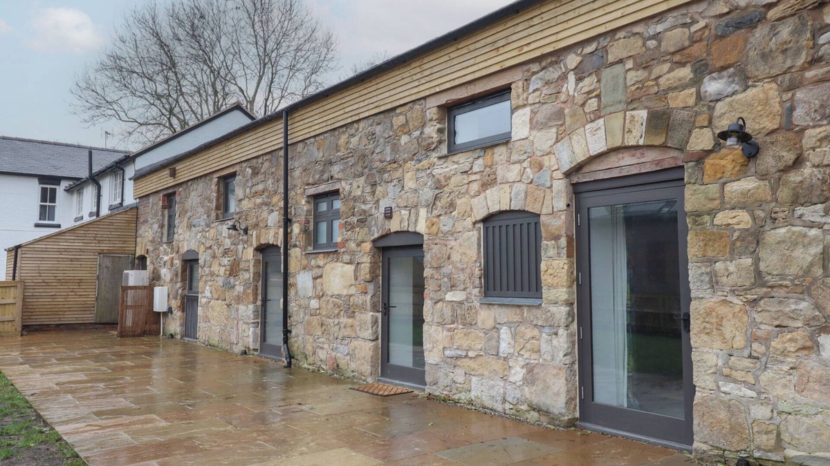 Weston Rhyn Cottage | SALLY'S BARN, pet friendly, luxury holiday cottage in Weston Rhyn