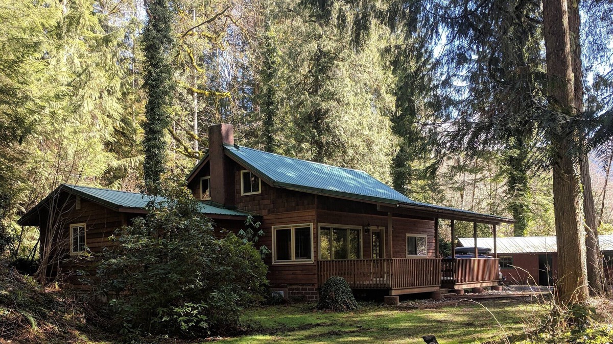 Welches House | Salmon River Waterfront Cabin w/Hot Tub! Dog Friendly!