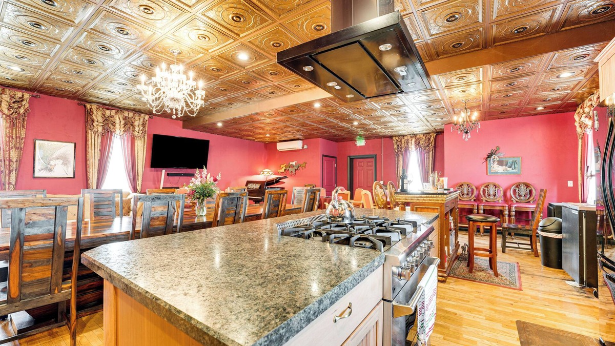 Prosser Apartment | Saloon-Style Prosser Loft in WA Wine Country!
