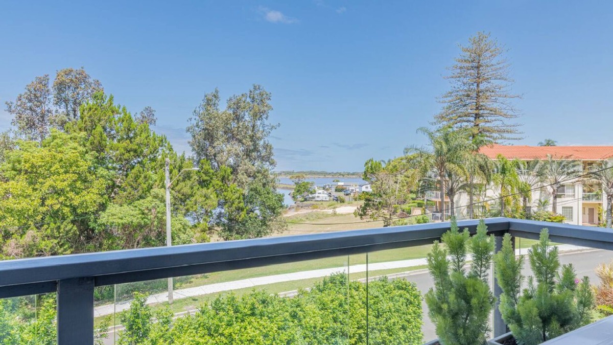 East Ballina House | Salt & Sand Getaway - Coastal Paradise at Bayside Duplex with Stunning Shaws Bay Views