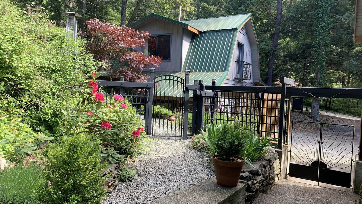 Salt Spring Island Bed & Breakfast | Salt Spring Carriage House B&B