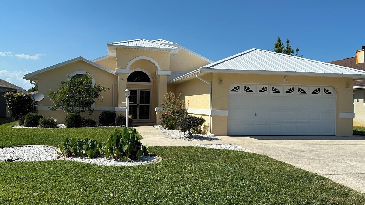 Palm Harbor House | SALT WATER CANAL HOME WITH HEATED POOL/PET FRIENDLY