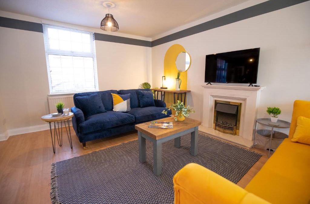 Ashby-de-la-Zouch House | Saltbox Properties- LARGE! 3 bed, 3 bath house, parking, fast wifi, town centre location! sleeps 6