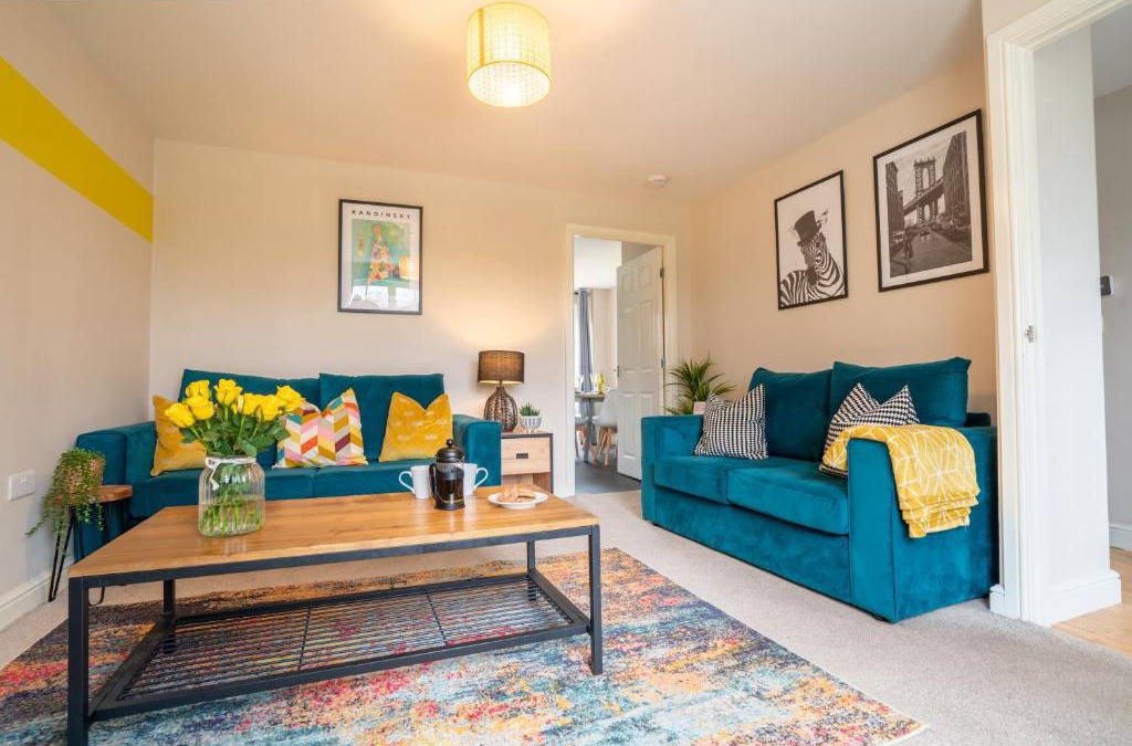 Ashby-de-la-Zouch House | Saltbox Stays - 3 Bed with off-street parking, fast Wifi, sleeps 7, Central location