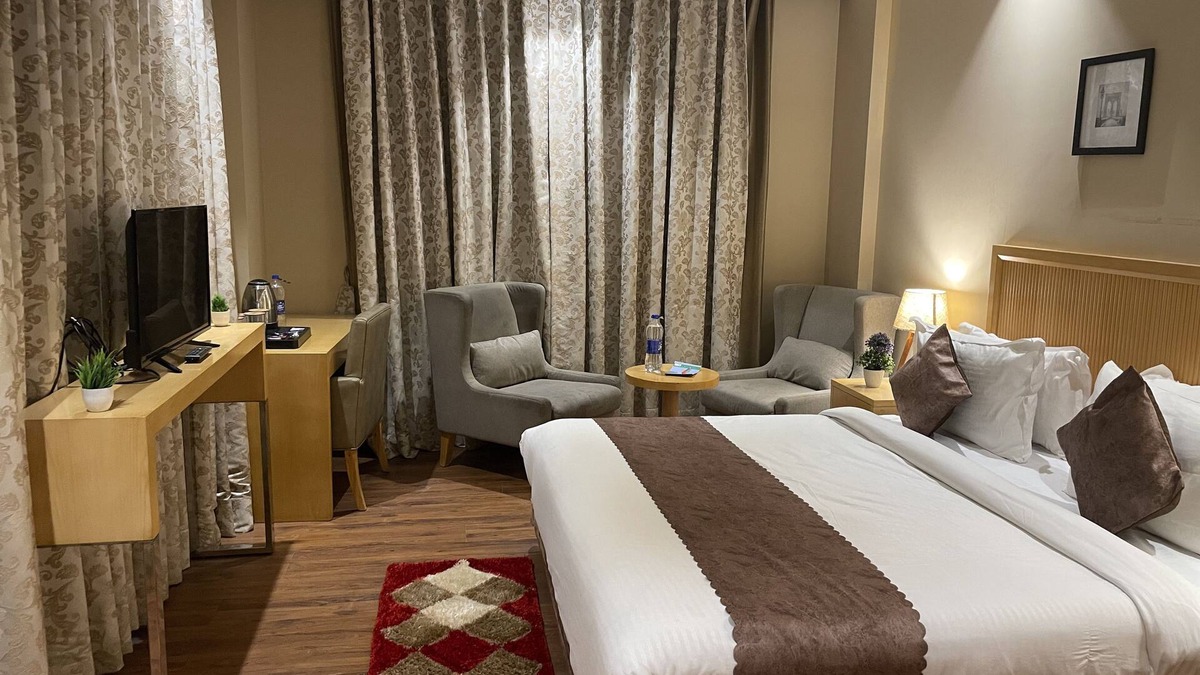 DLF Phase 5 Hotel | Saltstayz Select - Galleria Market & Golf Course Road