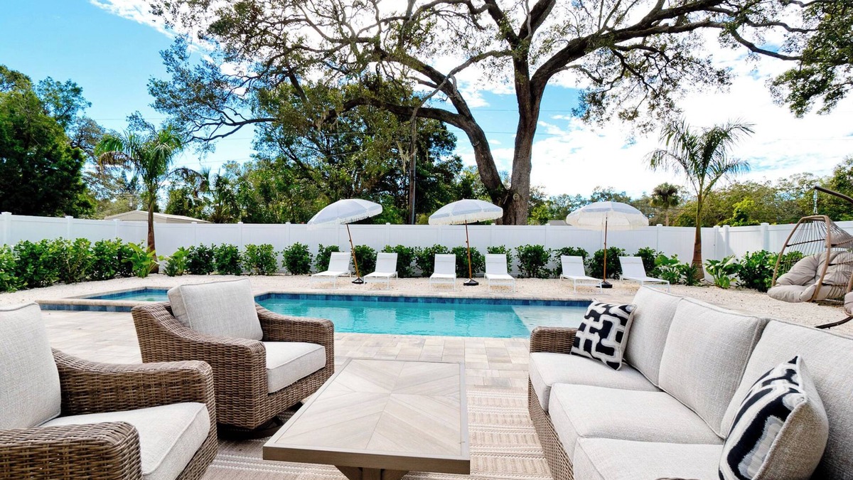 Bradenton House | Saltwater Heated Pool + HotTub : Tropical Terrace
