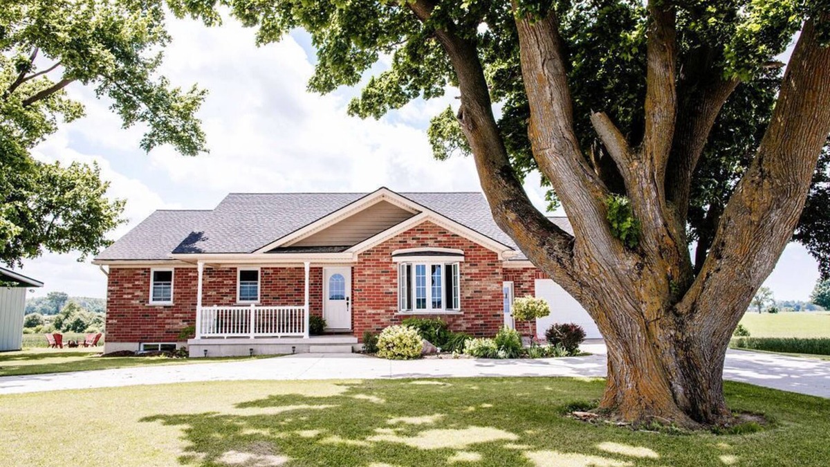 Central Huron Cottage | Saltwater hot tub, near Blyth & Cowbell Brewing