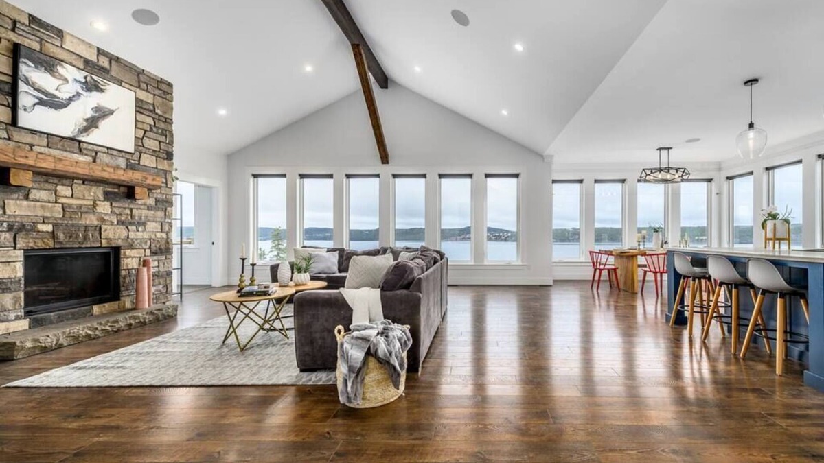 Holyrood House | Saltwater Manor - Amazing Ocean View & Hot Tub!