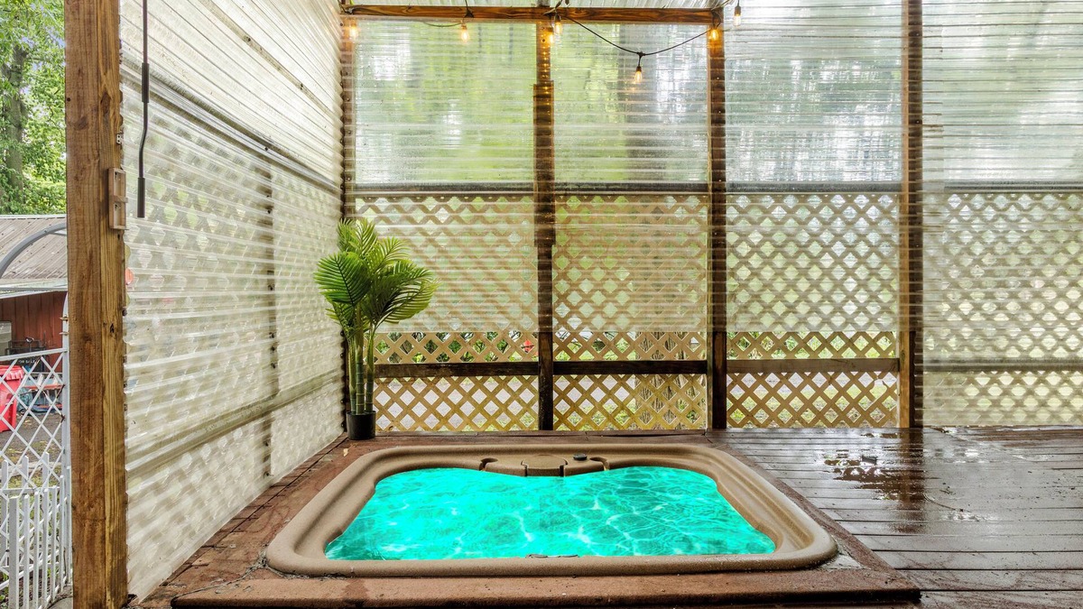 Nicholasville House | Saltwater pool, hot tub, and trampoline ! 4 beds! Baby crib!