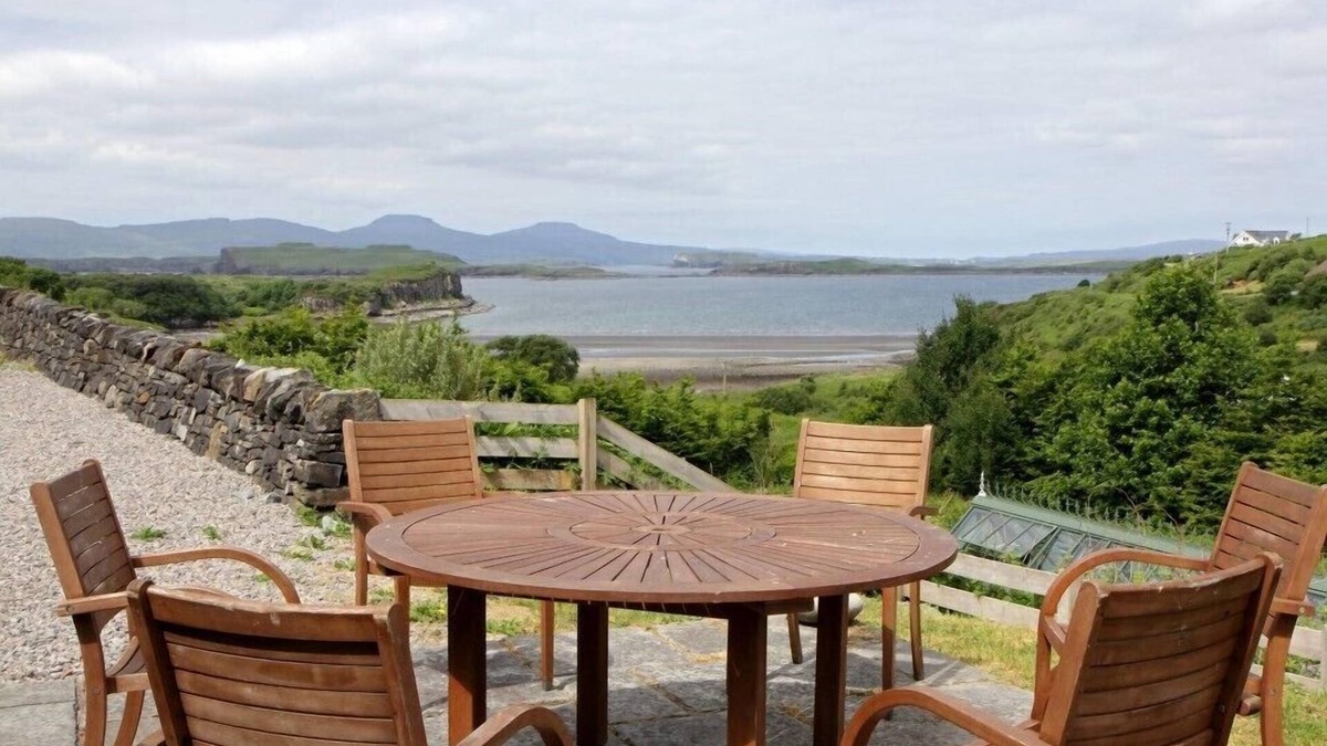 Beinn Orasaigh Cottage | SALTWINDS, pet friendly, with a garden in Carbost