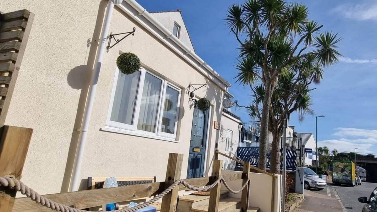 Paignton Apartment | Salty Breeze is just 160m from the golden sands of Preston Beach, Paignton