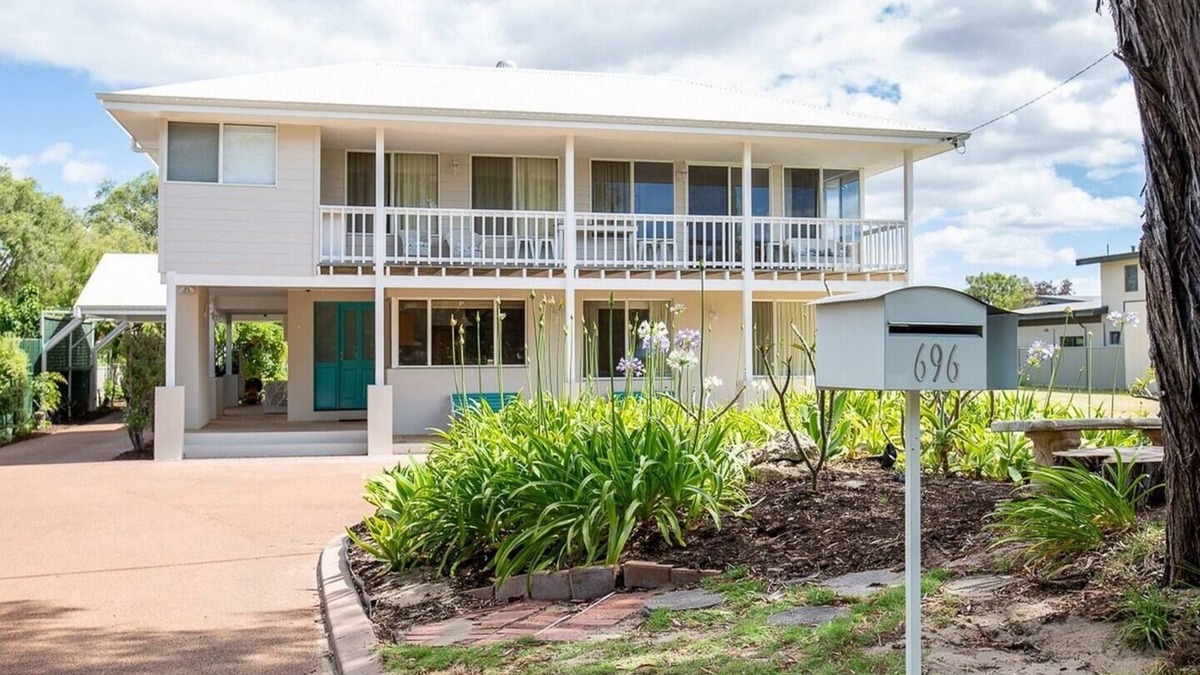 Broadwater House | Salty Dayz Retreat Steps from Busselton Beach