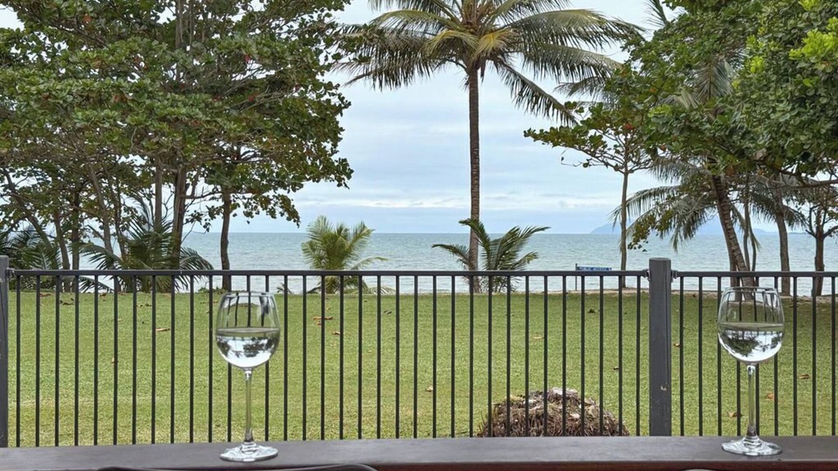 Kurrimine Beach House | Salty Lodge -Absolute Beach Front