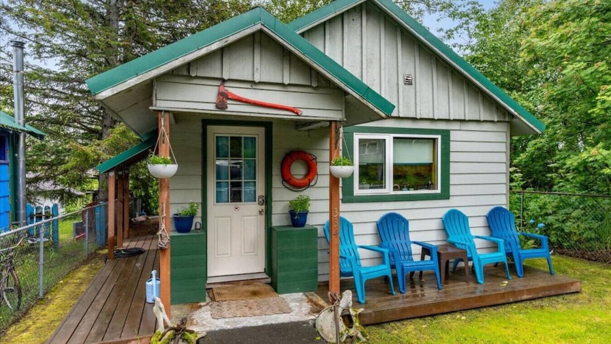 Seward Cottage | Salty Sam's Cozy Downtown Home