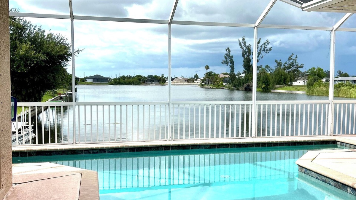 Mariner House | Salty Seahorse Serenade Lake 4-bedroom house in Cape Coral A/C POOL WiFi