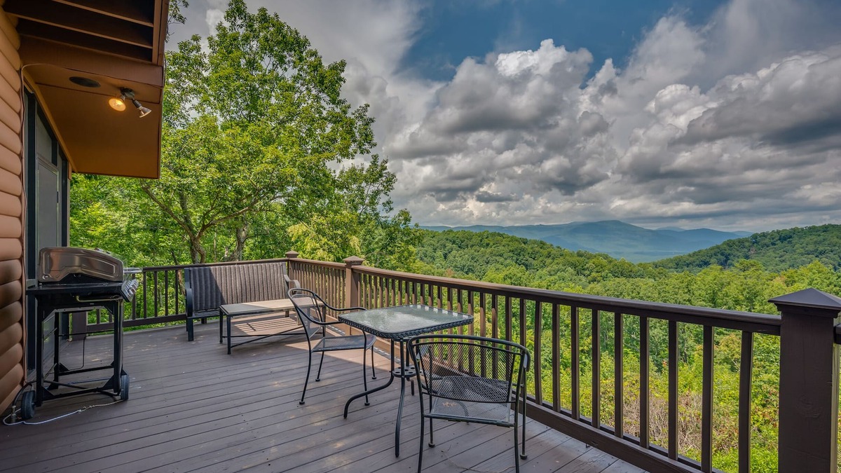 Piney Mountain Cabin | Saluda Mountain Escape: Pet-Friendly, Sleeps 4