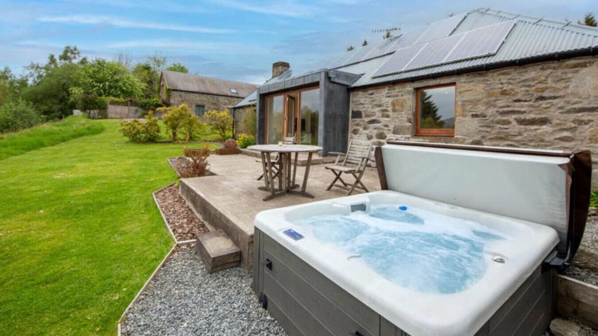 Loch Tay Cottage | Sam's Cottage with Loch Tay Vistas & Hot Tub