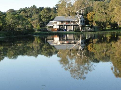 Mount Samson Villa | Samford Lakes Rural Accommodation