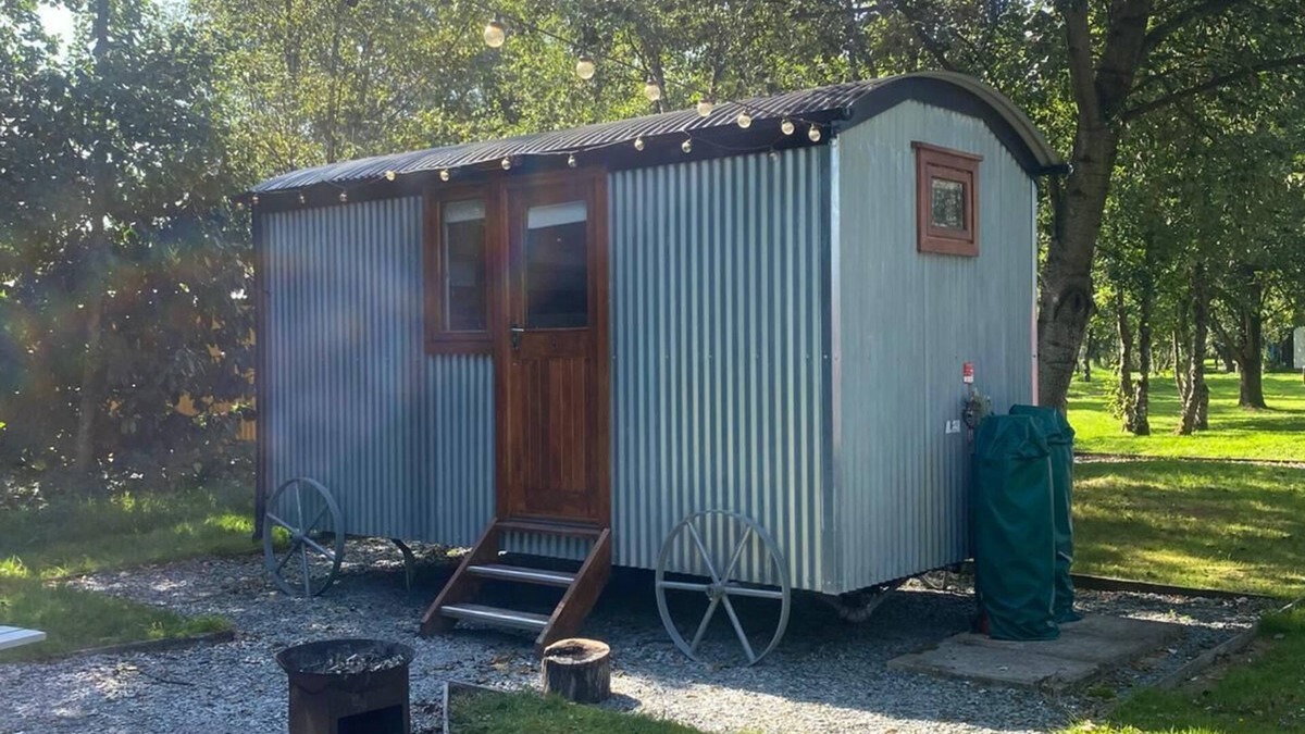 Higher Walton Cabin | Samlesbury Hall Shepherd's Hut