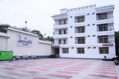 Piriyapatna Hotel | Samruddhi Comforts