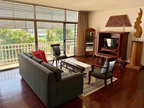 Phaya Thai Apartment | Samsen Suites Spacious 2BR Contemporary Thai Style