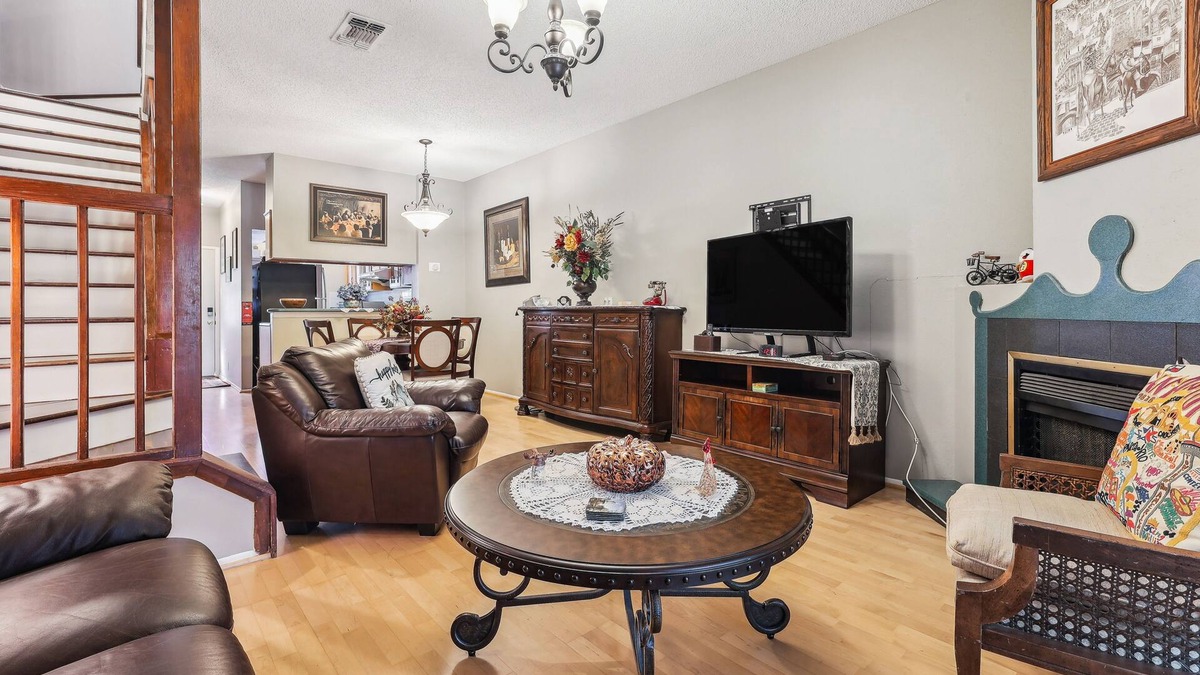 Blossoms Park House | San Antonio Townhome: Community Pool & Hot Tub!