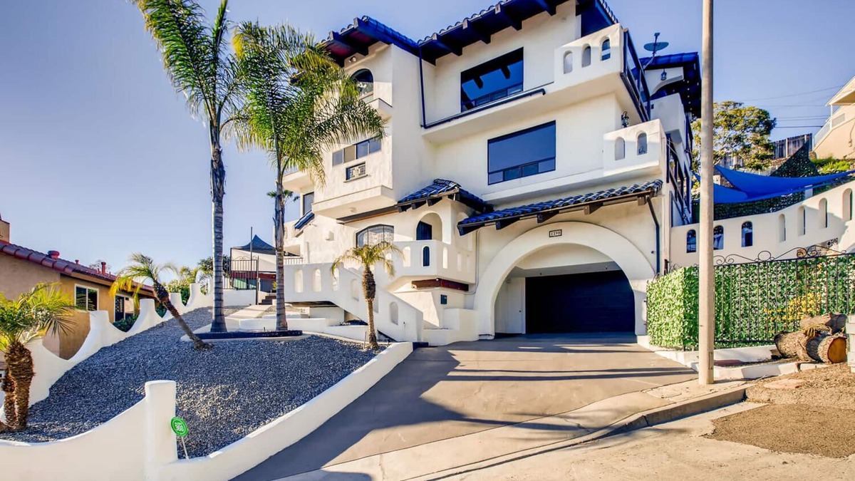 Morena House | San Diego Villa private heated jacuzzi