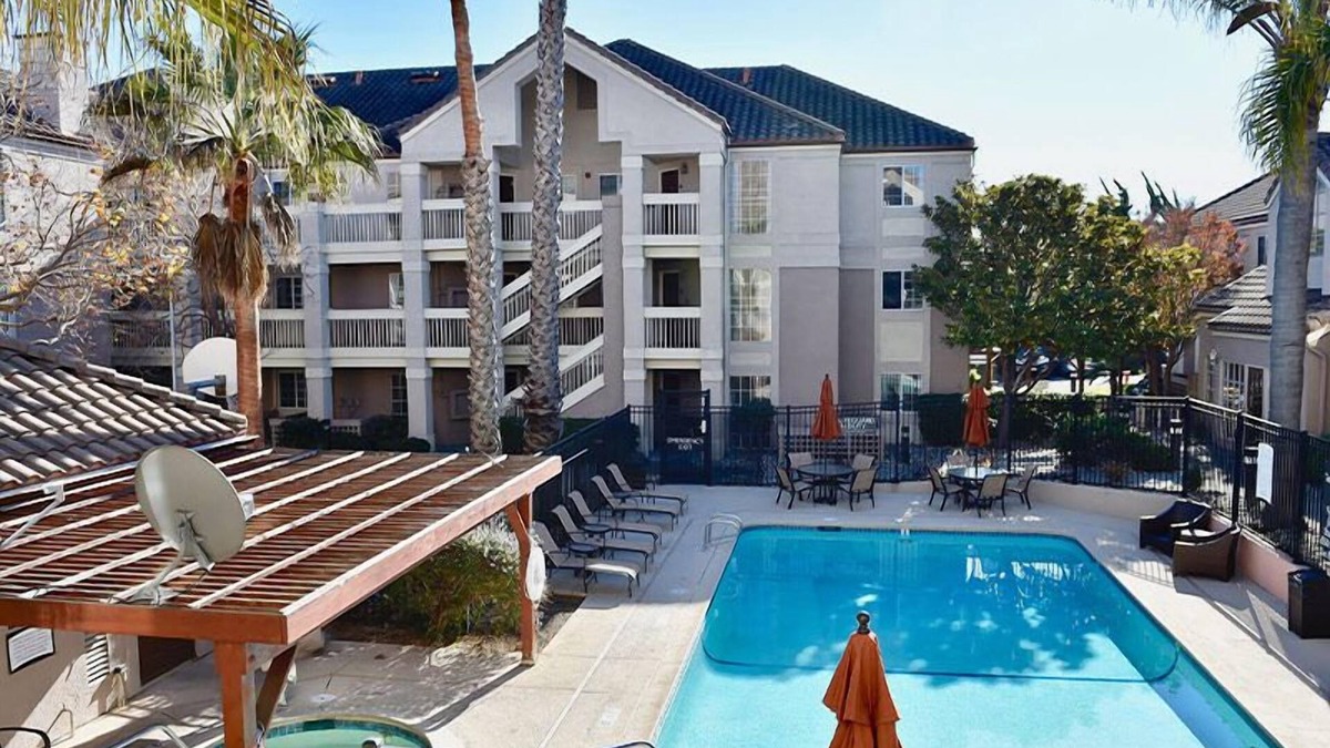 San Bruno Hotel | San Francisco Tour! 2 Spacious Units, Free Breakfast, Full Kitchen, Outdoor Pool
