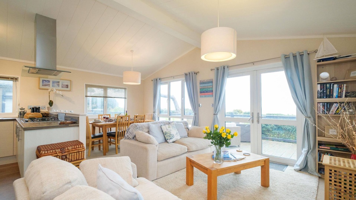 Leiston Cottage | San Remo - sleeps 6 guests in 3 bedrooms
