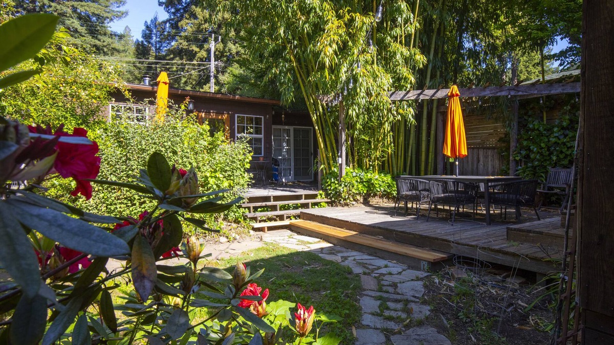 Northwood Cabin | Sanctuaire ~ Private Garden Retreat in Monte Rio