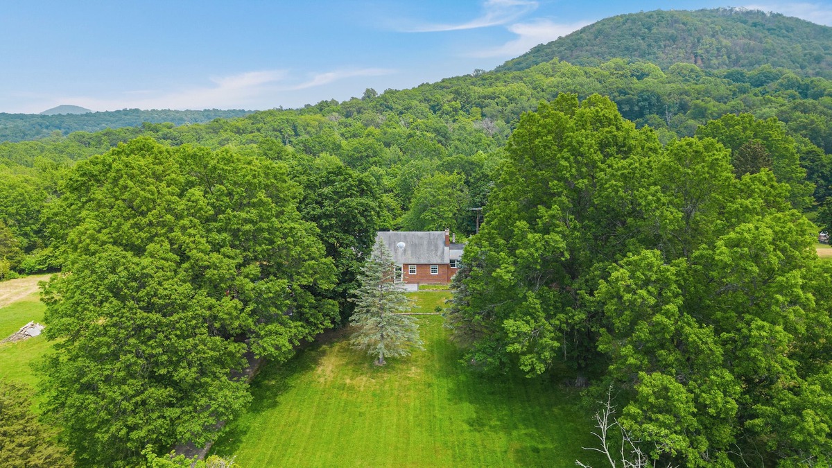 Monroe House | Sanctuary Amidst Natures Majesty