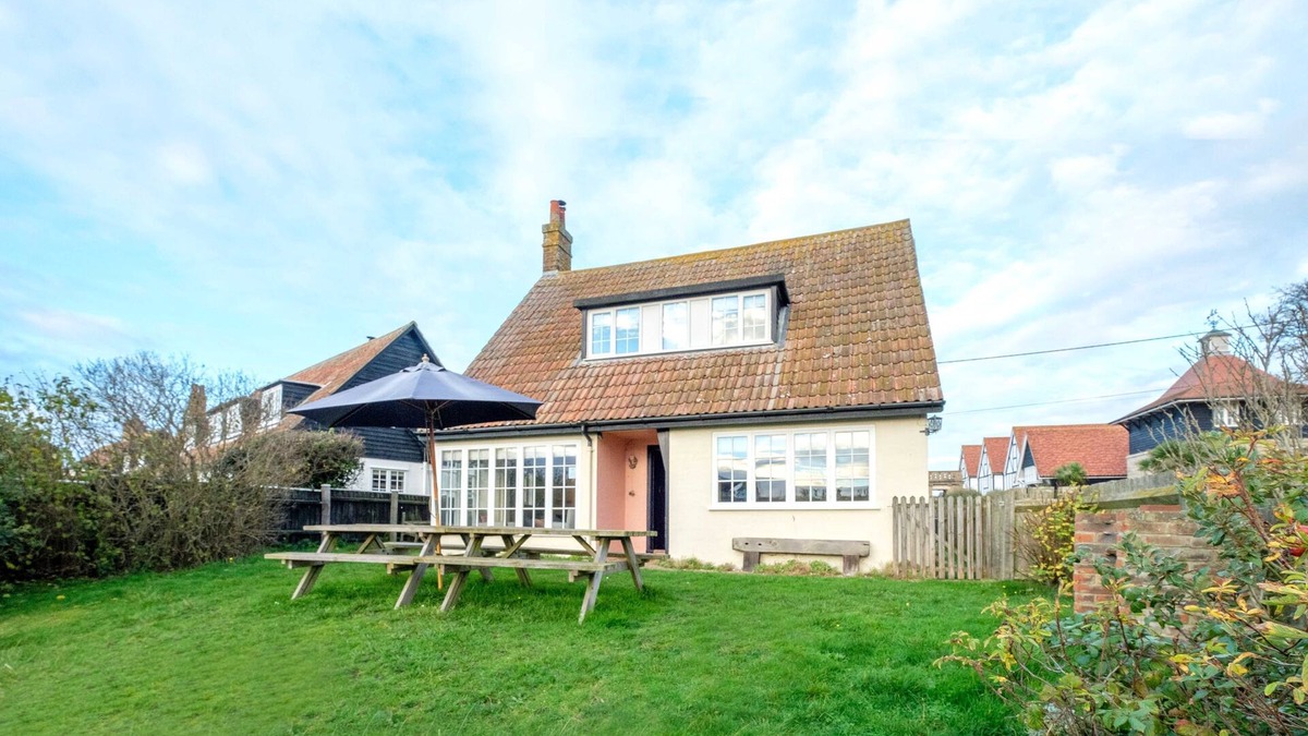 Thorpeness Cottage | Sanctuary House - sleeps 10 guests in 6 bedrooms