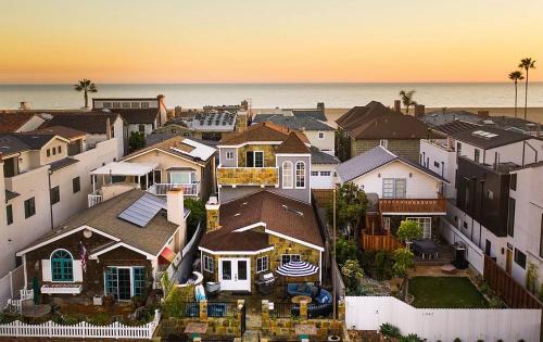 Balboa Peninsula House | Sand Castle by AvantStay Beach House on Balboa Peninsula w Patio Hot Tub