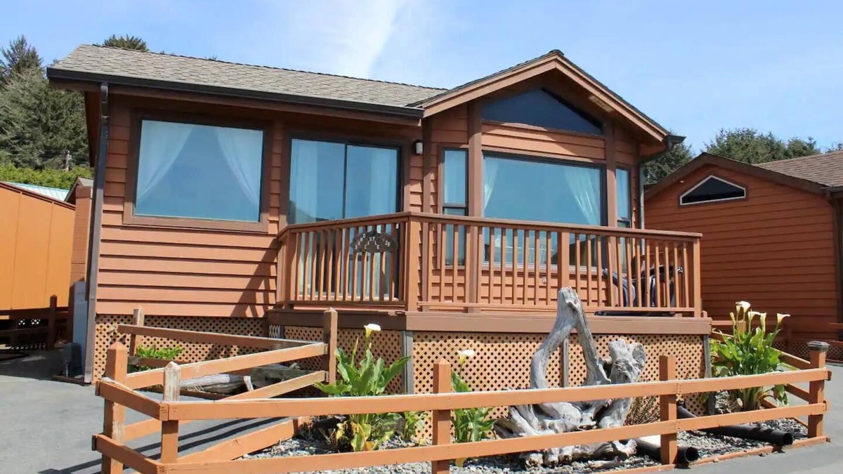 Smith River Cabin | Sand Castle - Ocean Cabin 25 W Private Jacuzzi (Private Beach Owned by White Rock Resort)