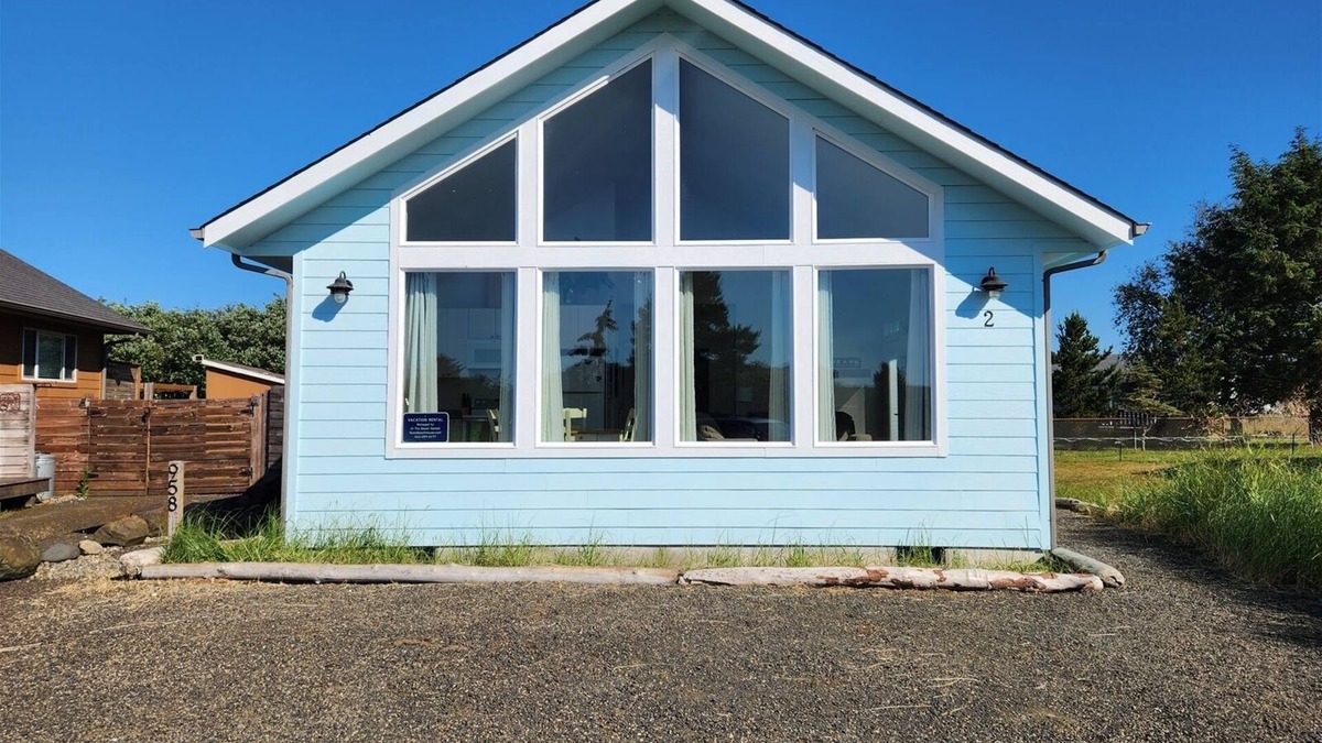 Ocean Shores House | Sand Dollar- Adorable 2 bedroom with a Hot tub, fenced yard, BBQ and pets ok .