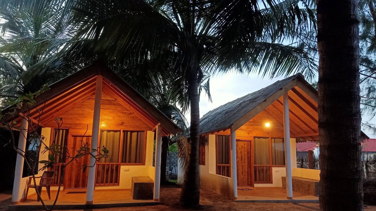 Pottuvil Division 2 Villa | SAND DUNE AC VILLA nSuper Nature, close to great hiking trails nW/Full Kitchen n