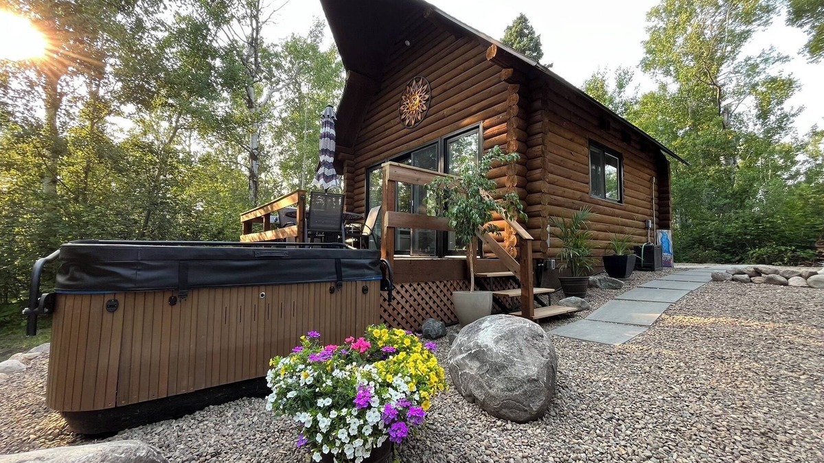 Manitoba Cabin | Sand Lake Log Cabin with Hot Tub