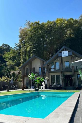 Shaian House | Sandal