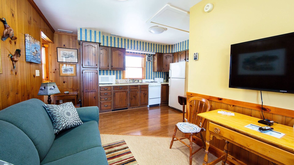 Oxford Apartment | Sandaway Suites & Beach - Full Kitchen & Private Beach Access - Location in Town
